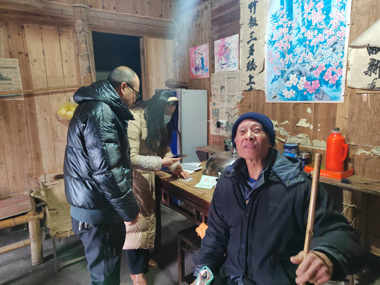 1703151029552154.jpg 上門(mén)服務(wù)低保戶(hù) 暖心惠民落實(shí)處.jpg